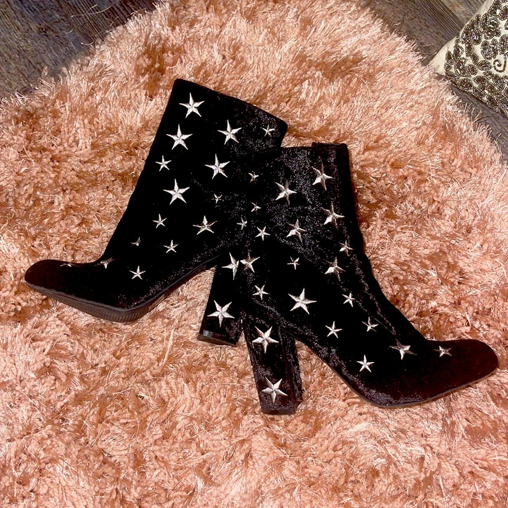 Wild Diva Star Detail Ankle Velour Boots Black/White